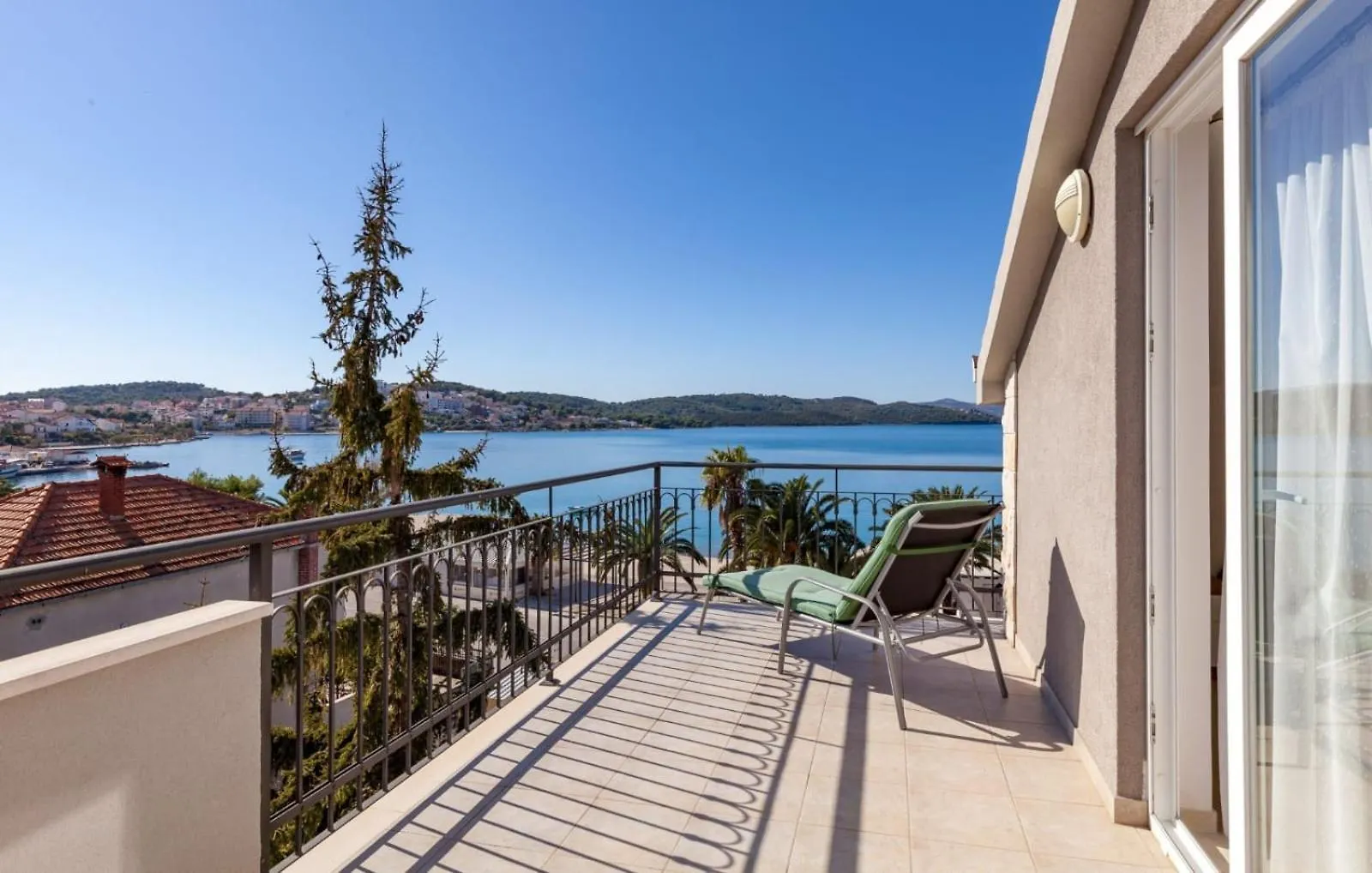 Affabilis Vip House - Top Location Right Next To The Beach - Free Parking - Sea View - Facilities And Activities Within Walking Distance - 15 Minutes From Split Airport - Buralux Properties Trogir 0*,  Chorwacja