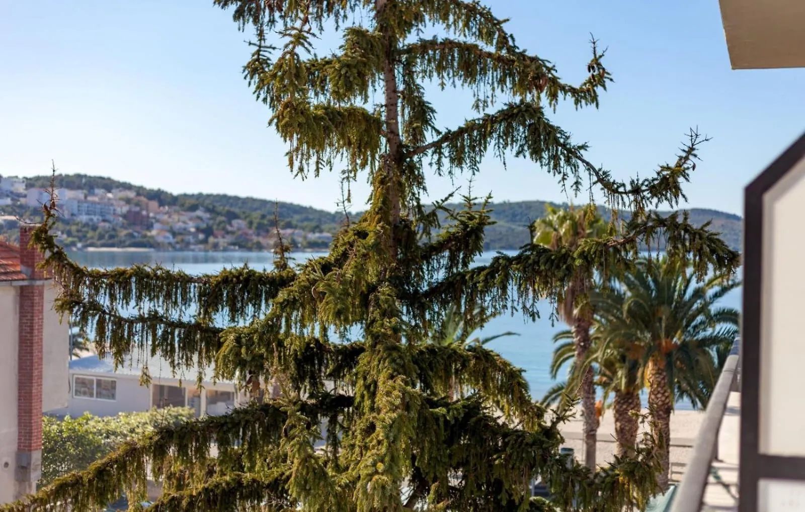 Affabilis Vip House - Top Location Right Next To The Beach - Free Parking - Sea View - Facilities And Activities Within Walking Distance - 15 Minutes From Split Airport - Buralux Properties Trogir Apartment