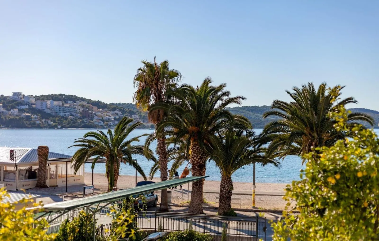 Affabilis Vip House - Top Location Right Next To The Beach - Free Parking - Sea View - Facilities And Activities Within Walking Distance - 15 Minutes From Split Airport - Buralux Properties Trogir