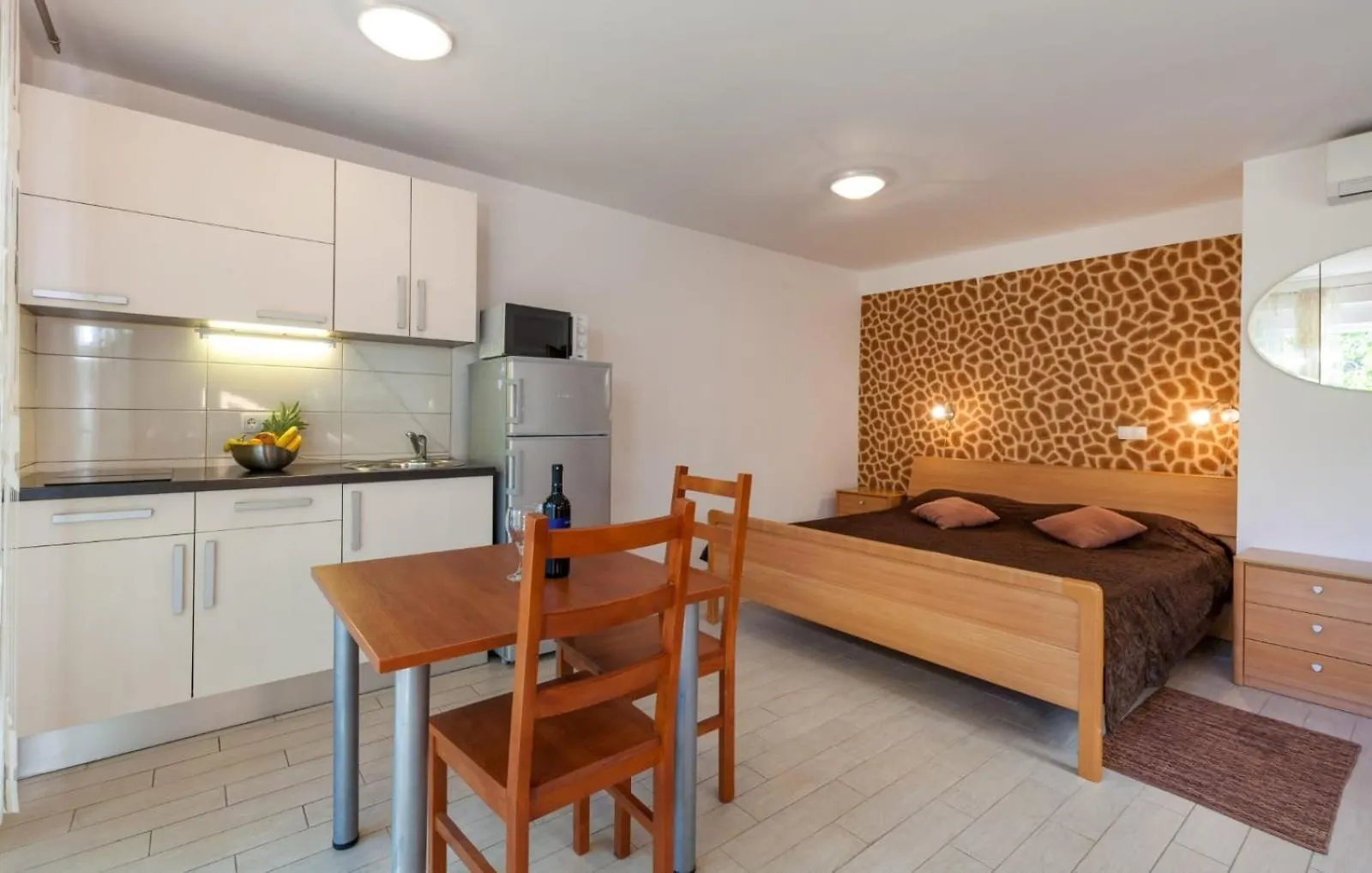 Affabilis Vip House - Top Location Right Next To The Beach - Free Parking - Sea View - Facilities And Activities Within Walking Distance - 15 Minutes From Split Airport - Buralux Properties Trogir