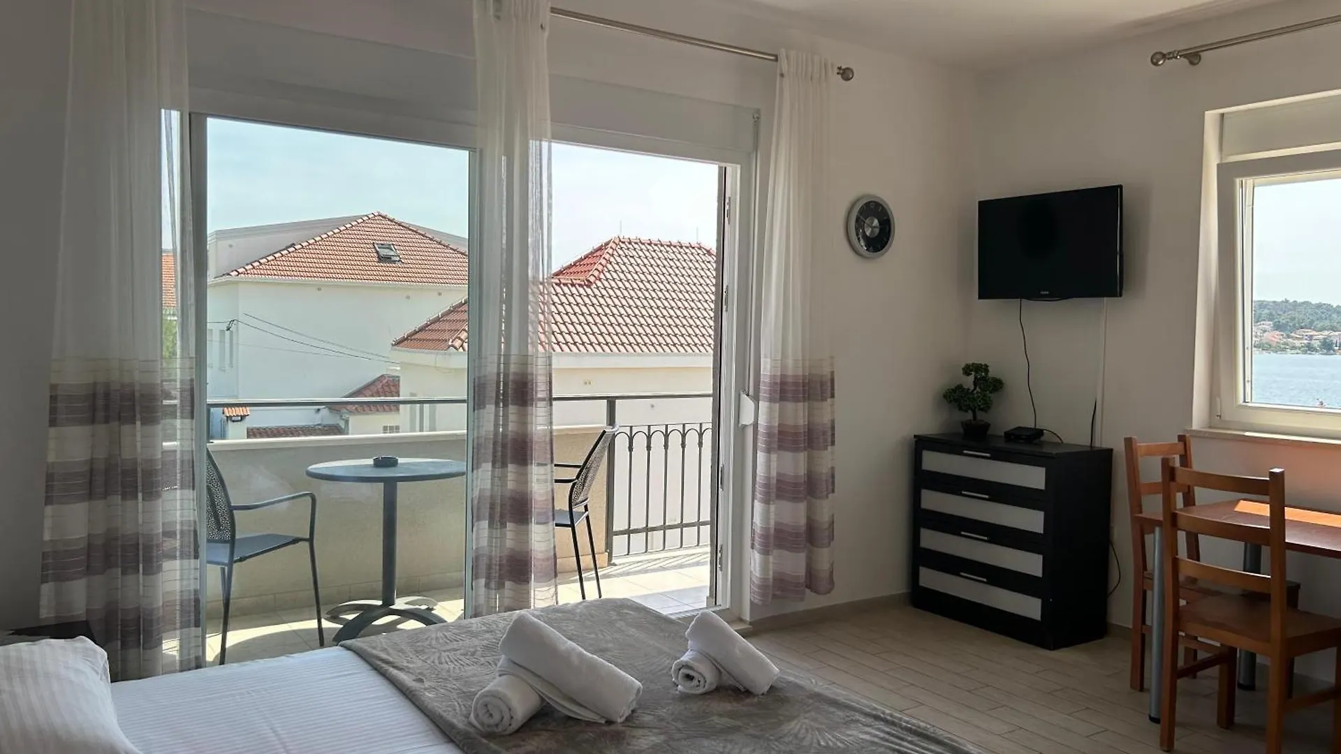 Apartment Affabilis Vip House - Top Location Right Next To The Beach - Free Parking - Sea View - Facilities And Activities Within Walking Distance - 15 Minutes From Split Airport - Buralux Properties Trogir