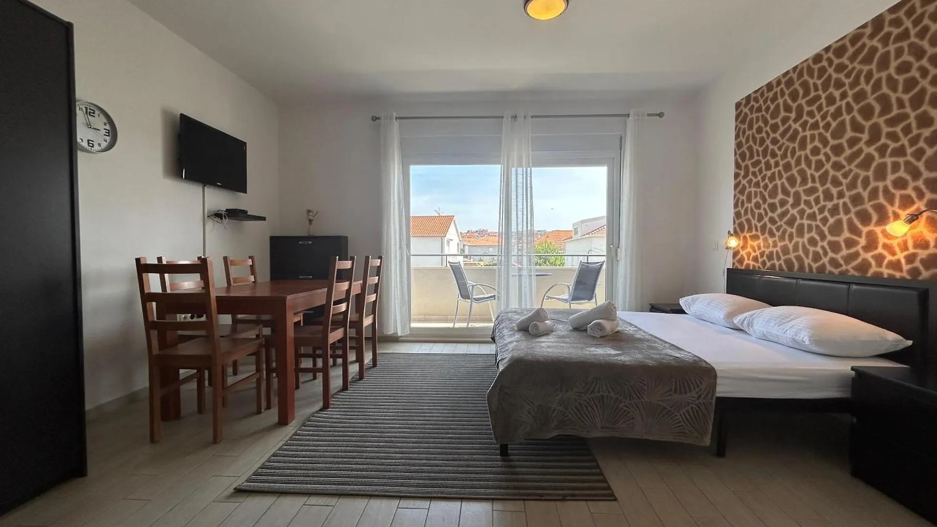 Affabilis Vip House - Top Location Right Next To The Beach - Free Parking - Sea View - Facilities And Activities Within Walking Distance - 15 Minutes From Split Airport - Buralux Properties Trogir Croatia