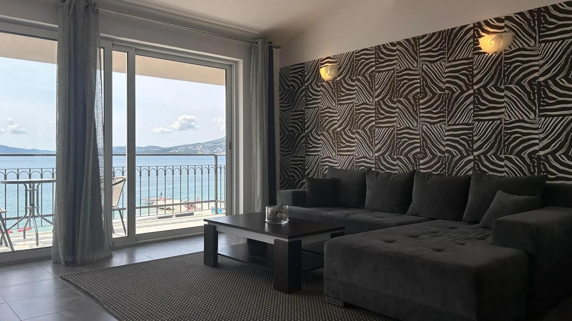 Apartment Affabilis Vip House - Top Location Right Next To The Beach - Free Parking - Sea View - Facilities And Activities Within Walking Distance - 15 Minutes From Split Airport - Buralux Properties Trogir