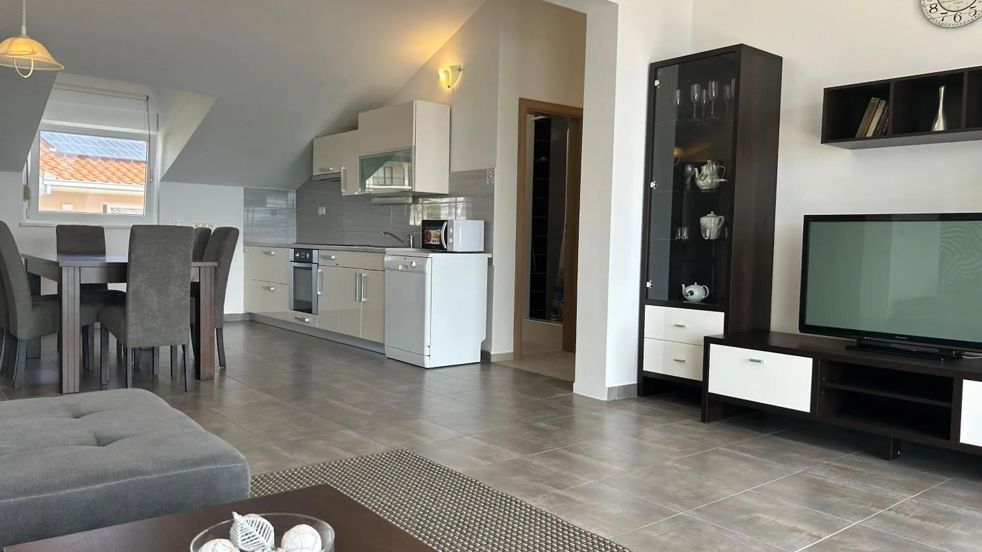 Affabilis Vip House - Top Location Right Next To The Beach - Free Parking - Sea View - Facilities And Activities Within Walking Distance - 15 Minutes From Split Airport - Buralux Properties Trogir Apartment