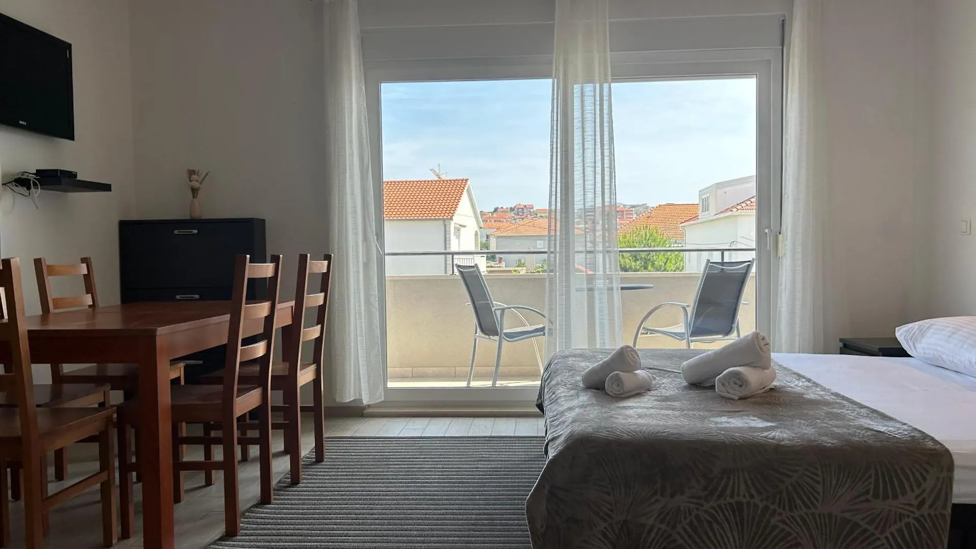 Apartment Affabilis Vip House - Top Location Right Next To The Beach - Free Parking - Sea View - Facilities And Activities Within Walking Distance - 15 Minutes From Split Airport - Buralux Properties Trogir Croatia