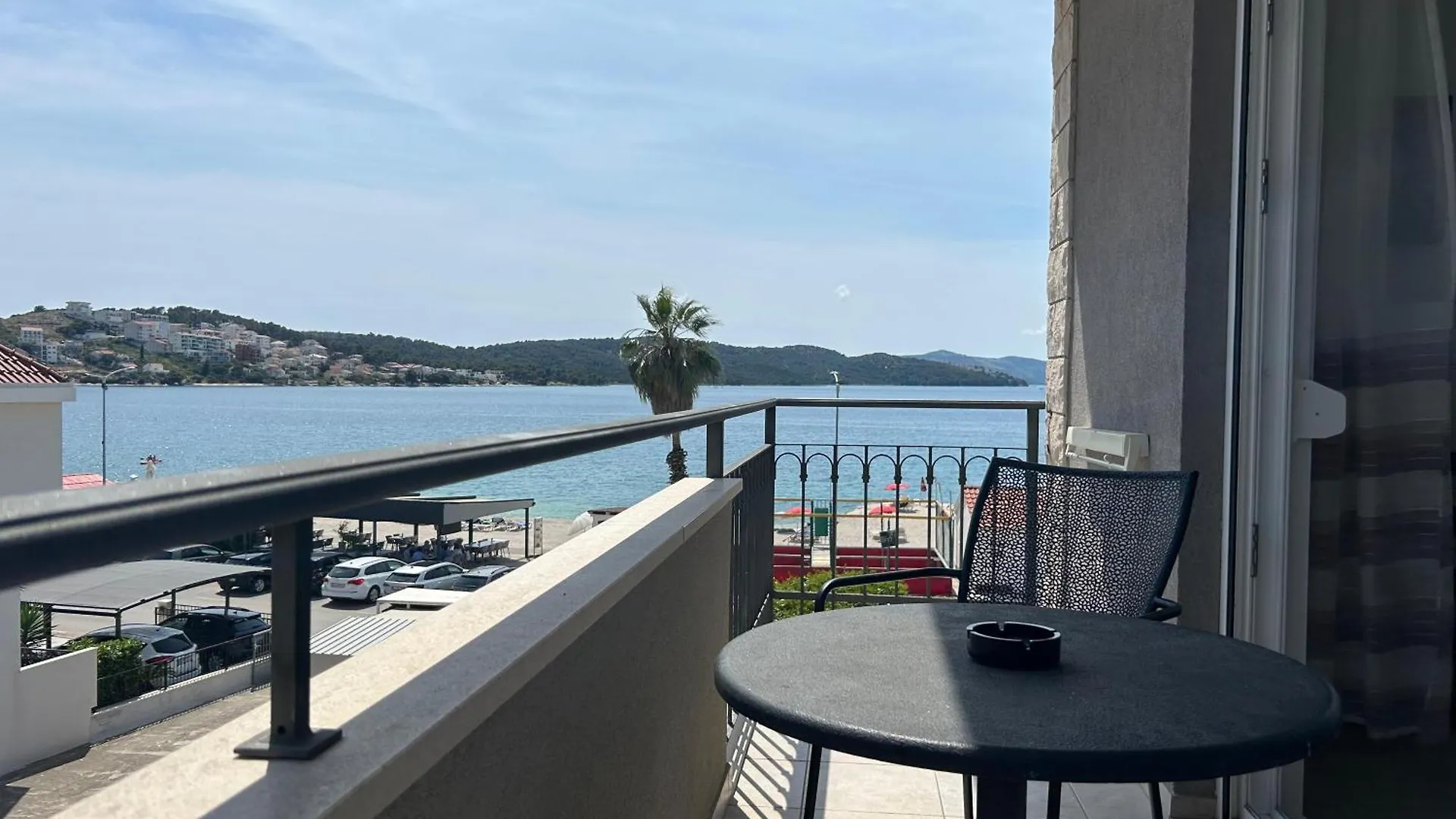 Affabilis Vip House - Top Location Right Next To The Beach - Free Parking - Sea View - Facilities And Activities Within Walking Distance - 15 Minutes From Split Airport - Buralux Properties Trogir