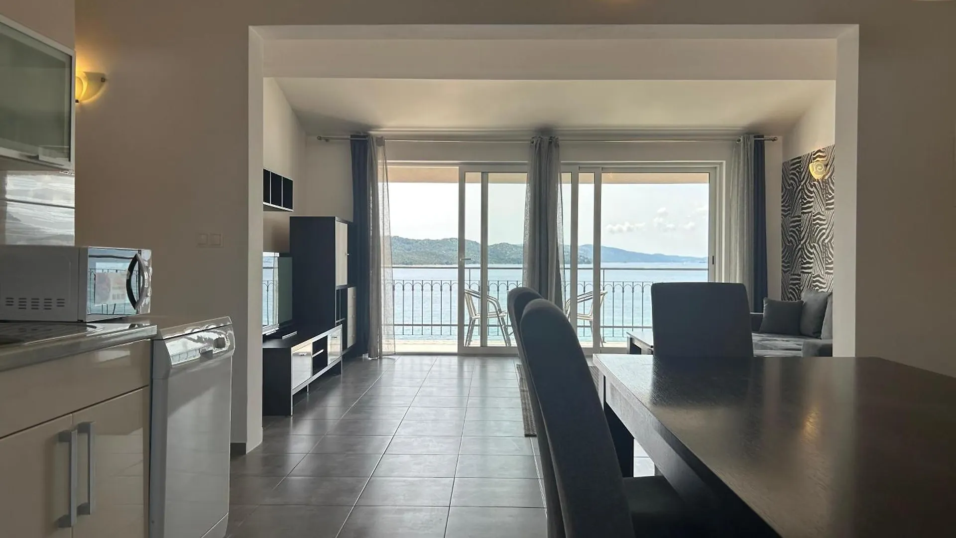 Affabilis Vip House - Top Location Right Next To The Beach - Free Parking - Sea View - Facilities And Activities Within Walking Distance - 15 Minutes From Split Airport - Buralux Properties Trogir