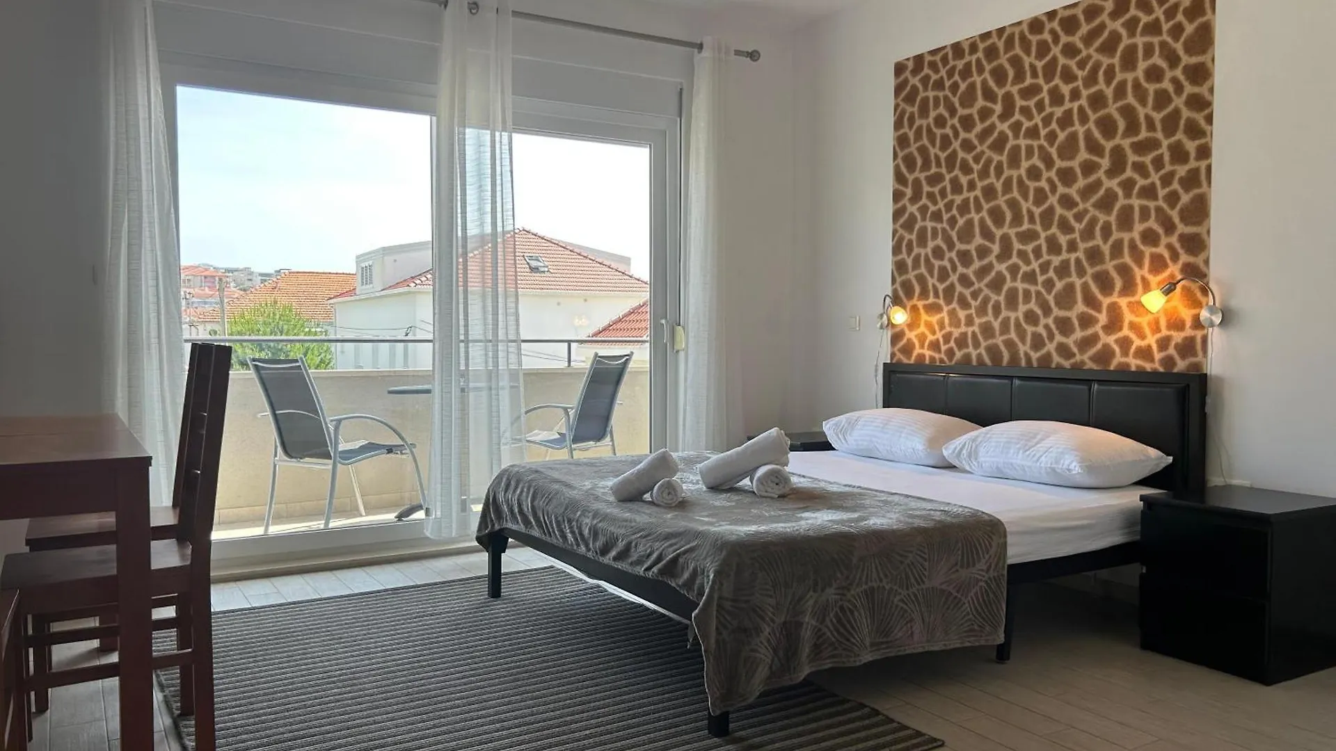 Affabilis Vip House - Top Location Right Next To The Beach - Free Parking - Sea View - Facilities And Activities Within Walking Distance - 15 Minutes From Split Airport - Buralux Properties Trogir