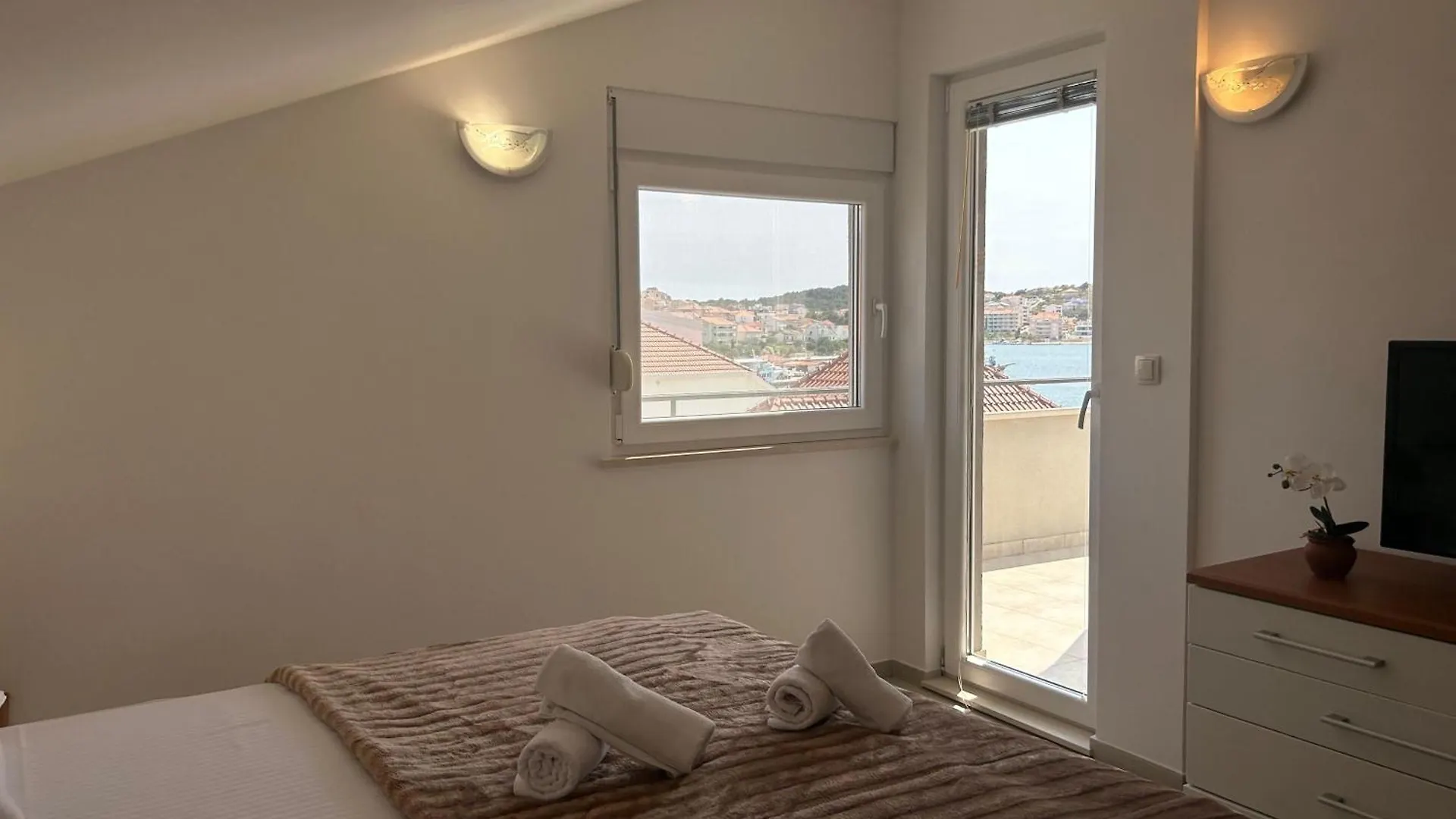 Apartment Affabilis Vip House - Top Location Right Next To The Beach - Free Parking - Sea View - Facilities And Activities Within Walking Distance - 15 Minutes From Split Airport - Buralux Properties Trogir