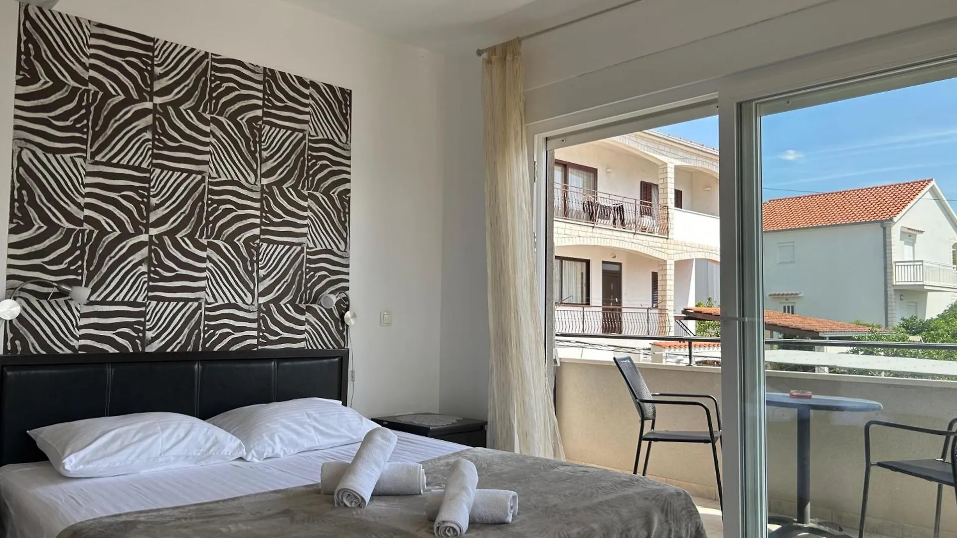 Affabilis Vip House - Top Location Right Next To The Beach - Free Parking - Sea View - Facilities And Activities Within Walking Distance - 15 Minutes From Split Airport - Buralux Properties Trogir