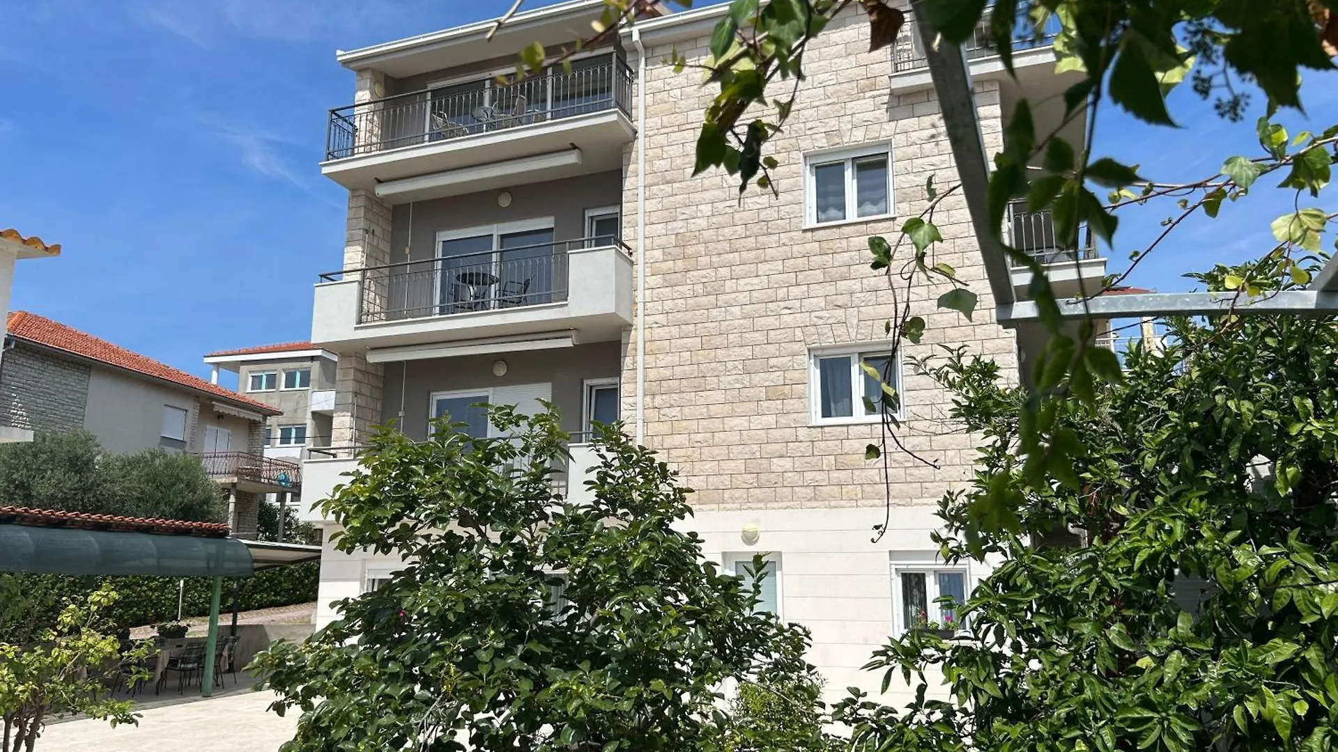 Apartment Affabilis Vip House - Top Location Right Next To The Beach - Free Parking - Sea View - Facilities And Activities Within Walking Distance - 15 Minutes From Split Airport - Buralux Properties Trogir