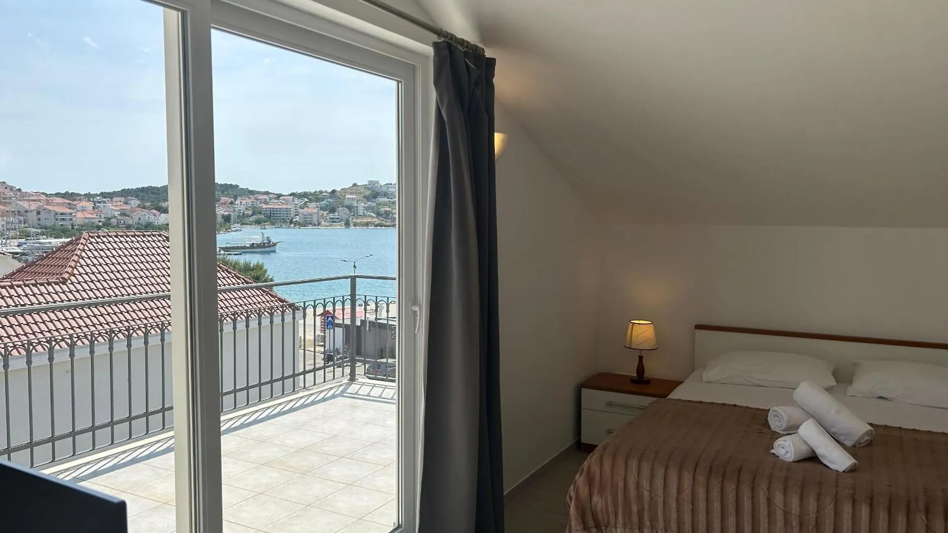 Affabilis Vip House - Top Location Right Next To The Beach - Free Parking - Sea View - Facilities And Activities Within Walking Distance - 15 Minutes From Split Airport - Buralux Properties Trogir Croatia