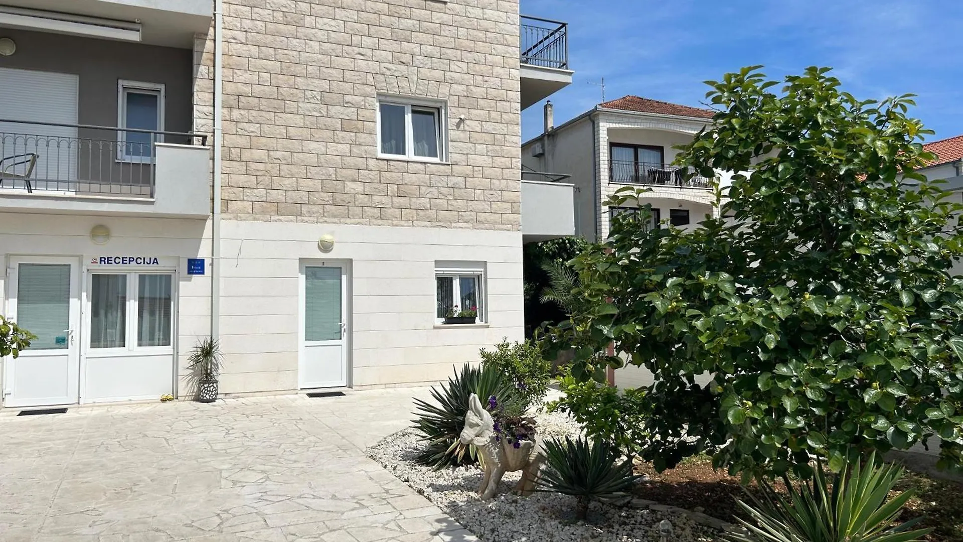 Affabilis Vip House - Top Location Right Next To The Beach - Free Parking - Sea View - Facilities And Activities Within Walking Distance - 15 Minutes From Split Airport - Buralux Properties Trogir Croatia