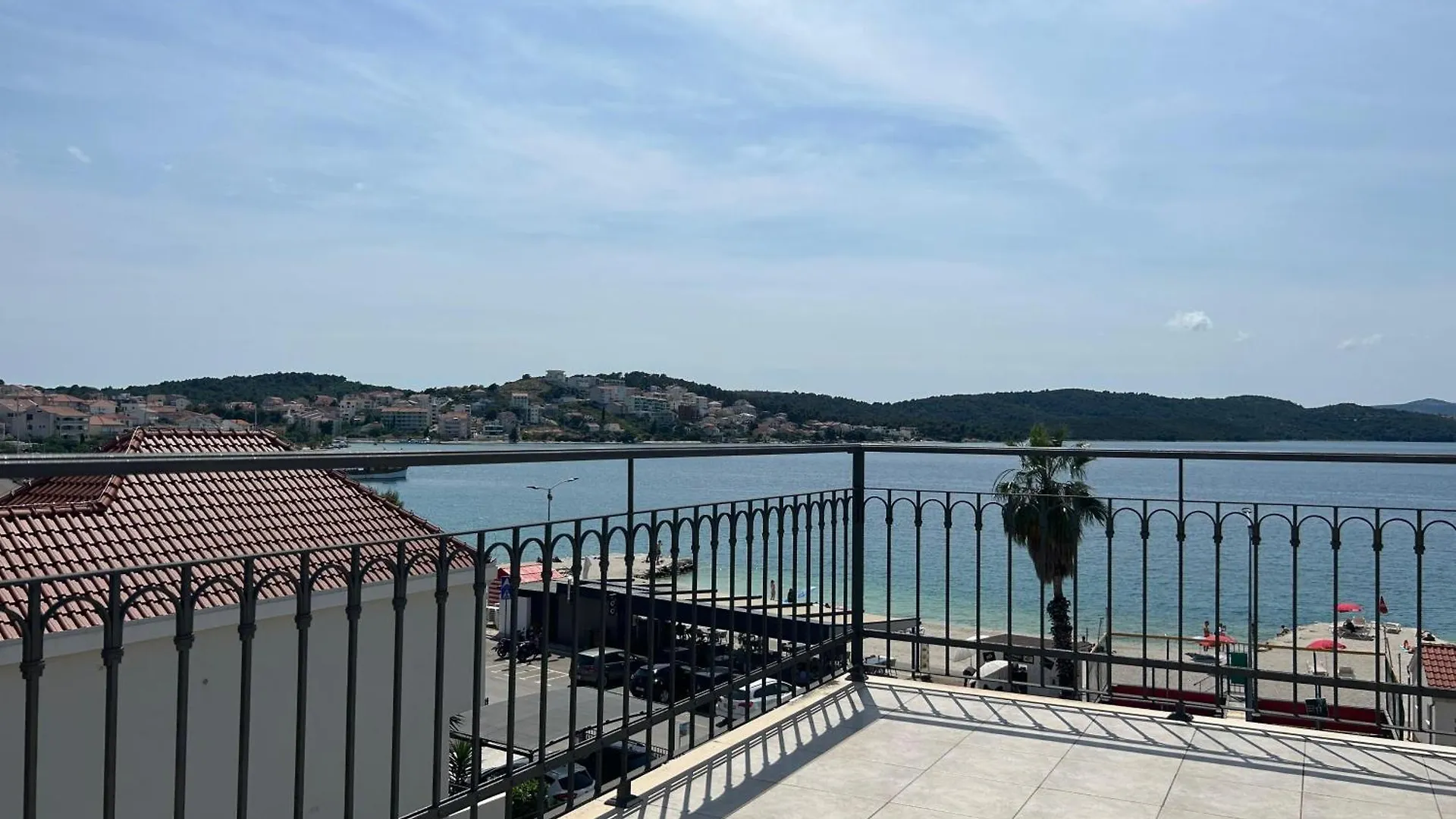 Affabilis Vip House - Top Location Right Next To The Beach - Free Parking - Sea View - Facilities And Activities Within Walking Distance - 15 Minutes From Split Airport - Buralux Properties Trogir Apartment