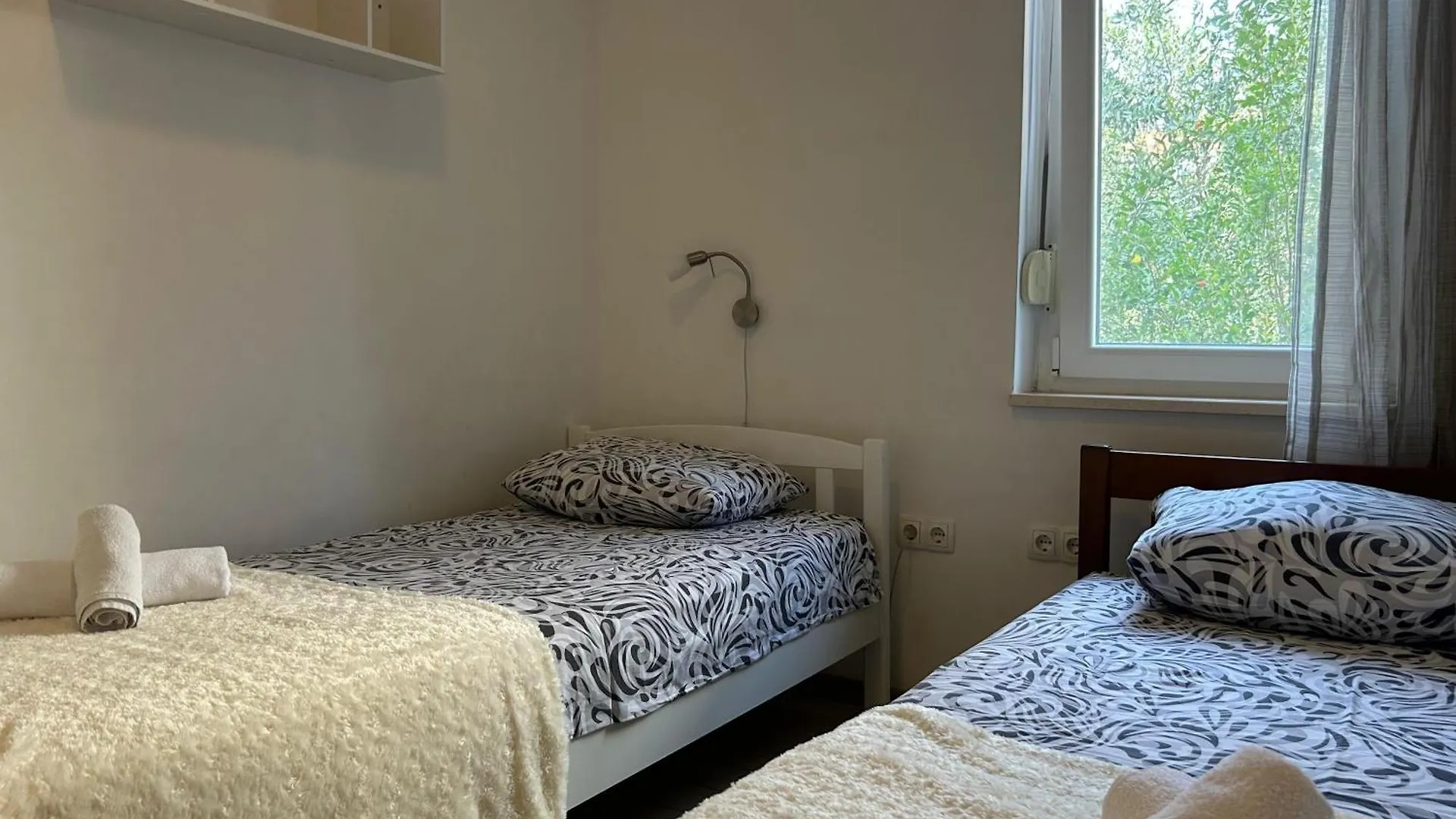 Affabilis Vip House - Top Location Right Next To The Beach - Free Parking - Sea View - Facilities And Activities Within Walking Distance - 15 Minutes From Split Airport - Buralux Properties Trogir