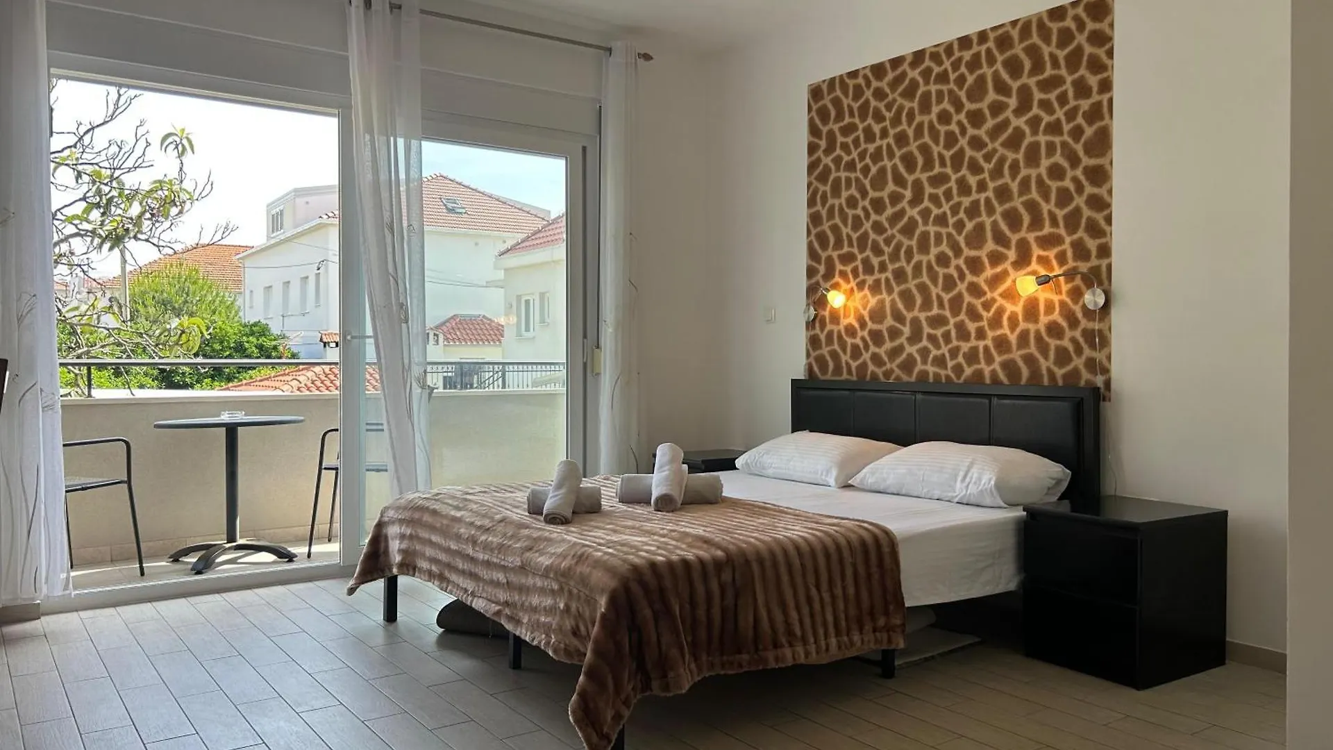 Affabilis Vip House - Top Location Right Next To The Beach - Free Parking - Sea View - Facilities And Activities Within Walking Distance - 15 Minutes From Split Airport - Buralux Properties Trogir 0*,  Croatia