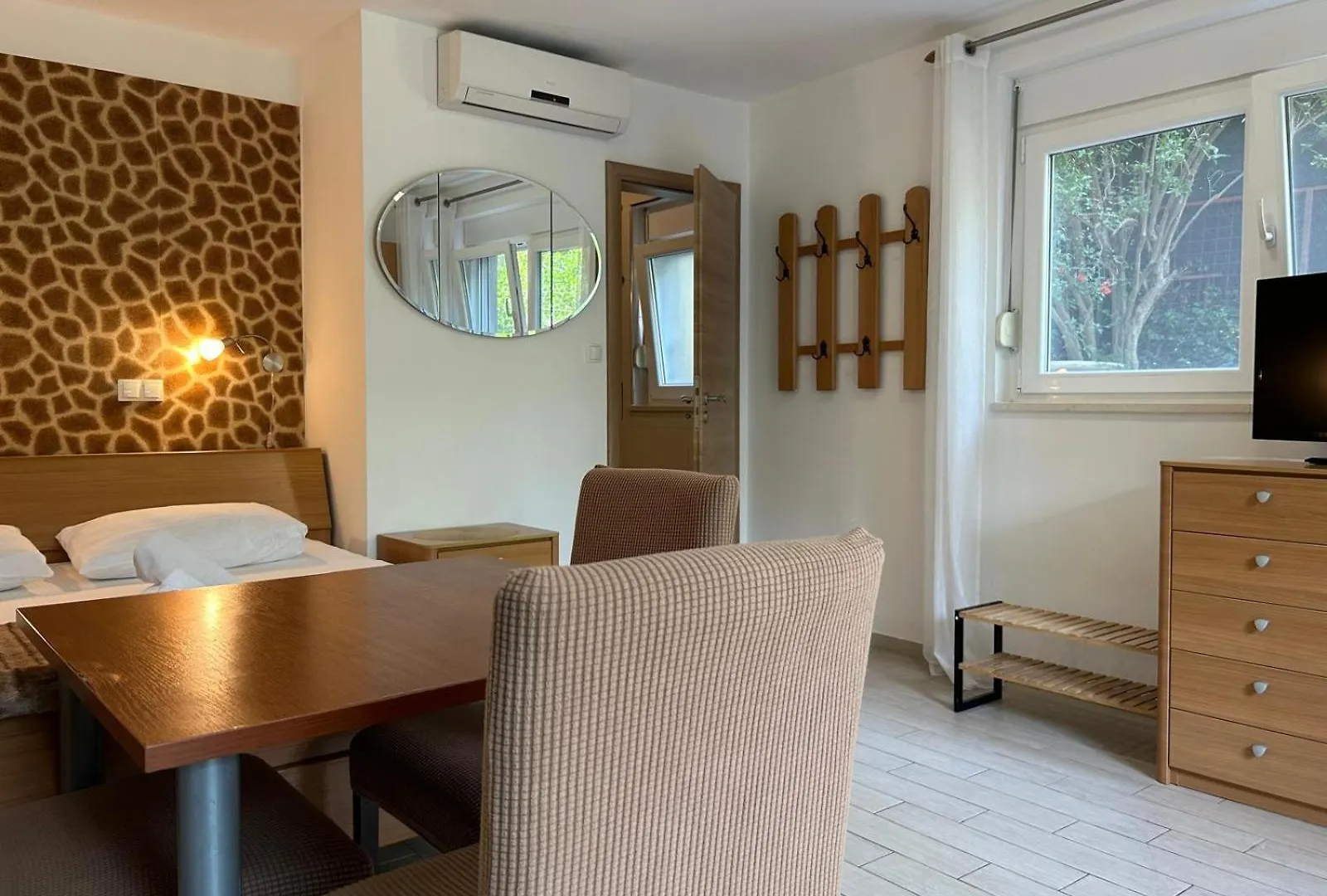 Affabilis Vip House - Top Location Right Next To The Beach - Free Parking - Sea View - Facilities And Activities Within Walking Distance - 15 Minutes From Split Airport - Buralux Properties Trogir Apartment