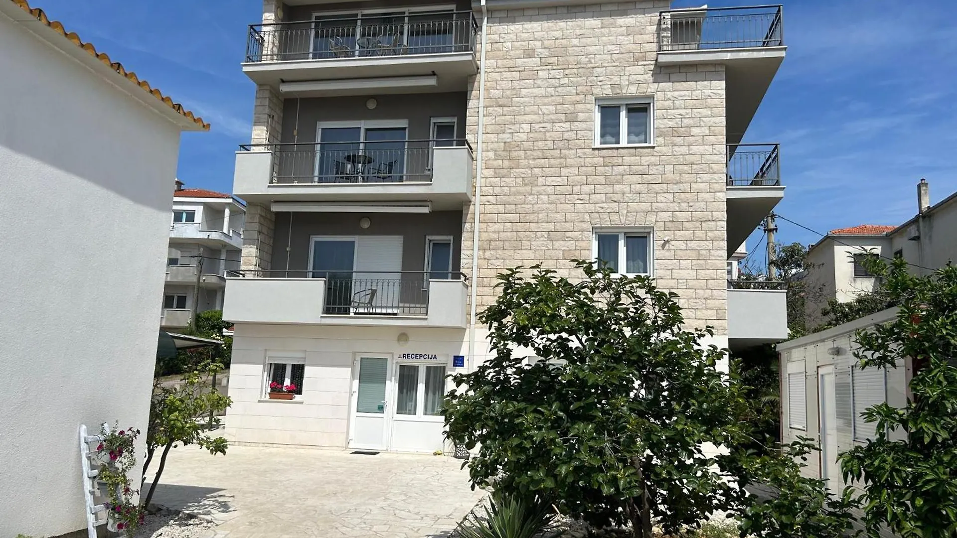 Apartment Affabilis Vip House - Top Location Right Next To The Beach - Free Parking - Sea View - Facilities And Activities Within Walking Distance - 15 Minutes From Split Airport - Buralux Properties Trogir Croatia