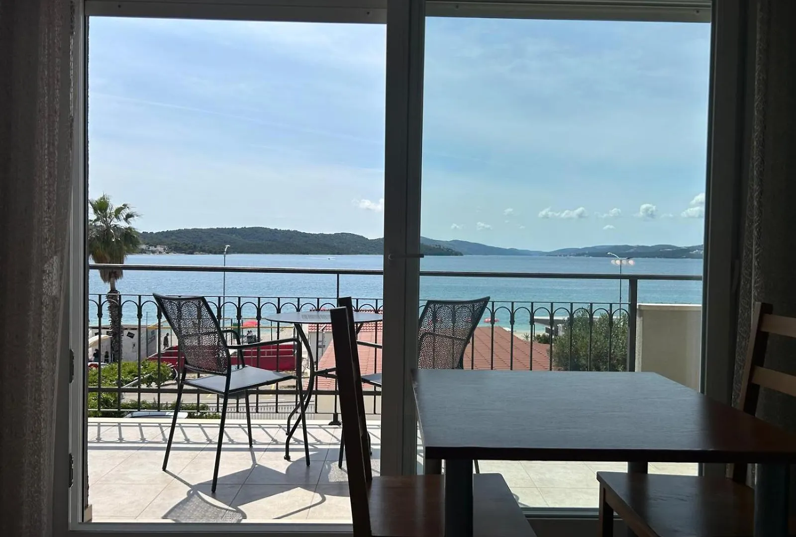 Affabilis Vip House - Top Location Right Next To The Beach - Free Parking - Sea View - Facilities And Activities Within Walking Distance - 15 Minutes From Split Airport - Buralux Properties Trogir