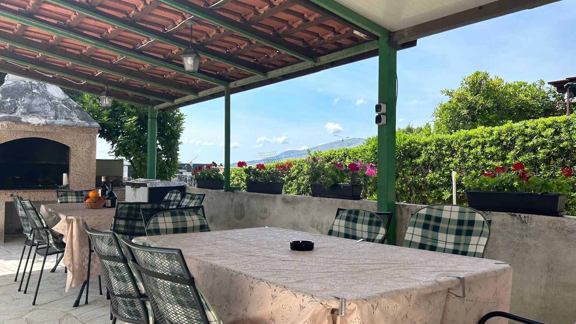 Apartment Affabilis Vip House - Top Location Right Next To The Beach - Free Parking - Sea View - Facilities And Activities Within Walking Distance - 15 Minutes From Split Airport - Buralux Properties Trogir
