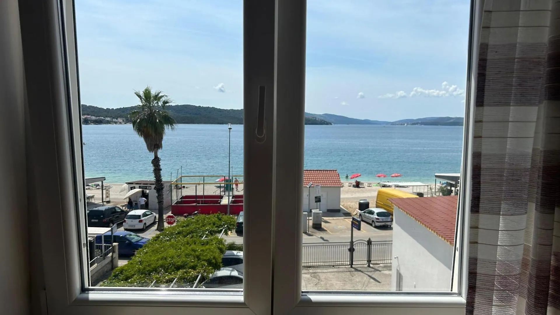 Affabilis Vip House - Top Location Right Next To The Beach - Free Parking - Sea View - Facilities And Activities Within Walking Distance - 15 Minutes From Split Airport - Buralux Properties Trogir