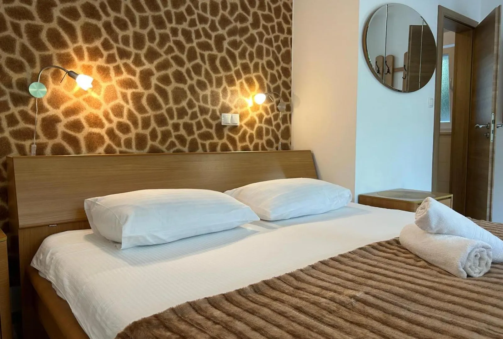 Apartment Affabilis Vip House - Top Location Right Next To The Beach - Free Parking - Sea View - Facilities And Activities Within Walking Distance - 15 Minutes From Split Airport - Buralux Properties Trogir