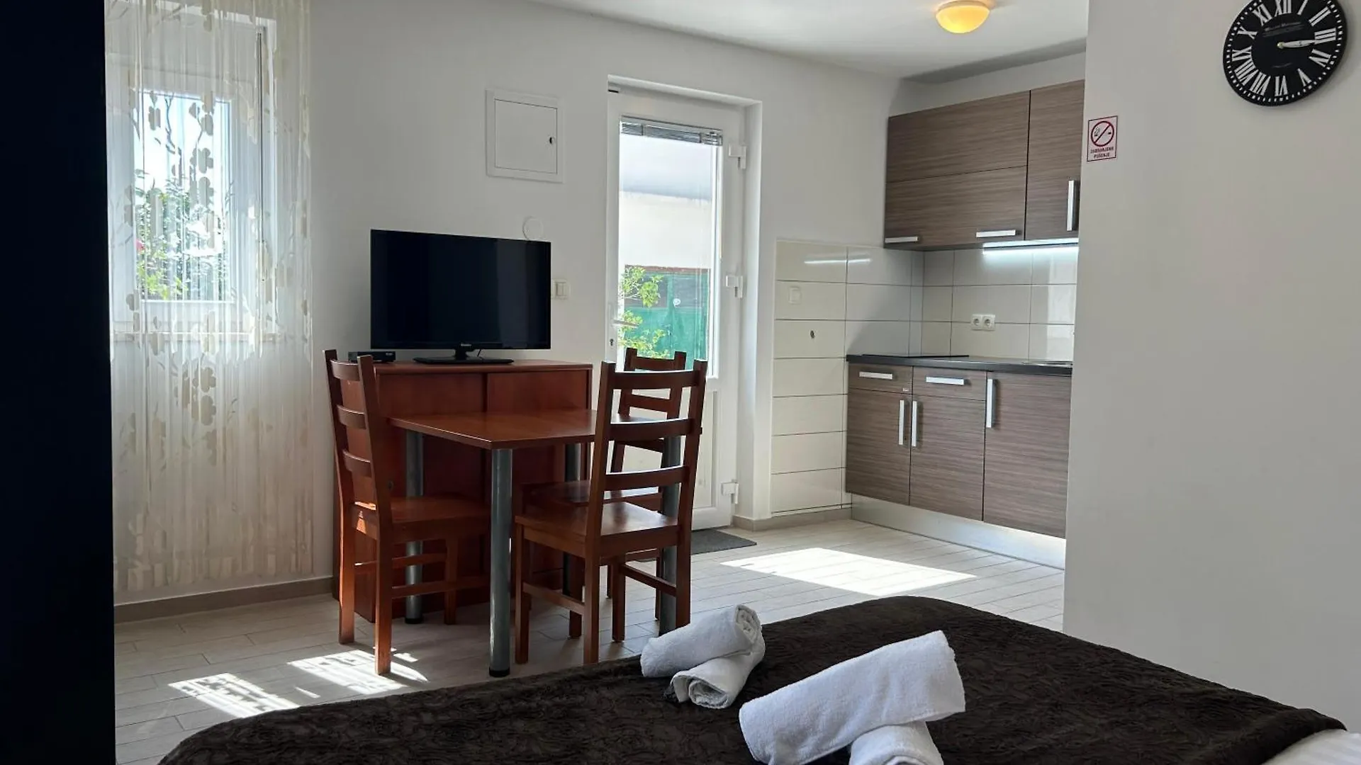 Affabilis Vip House - Top Location Right Next To The Beach - Free Parking - Sea View - Facilities And Activities Within Walking Distance - 15 Minutes From Split Airport - Buralux Properties Trogir 0*,