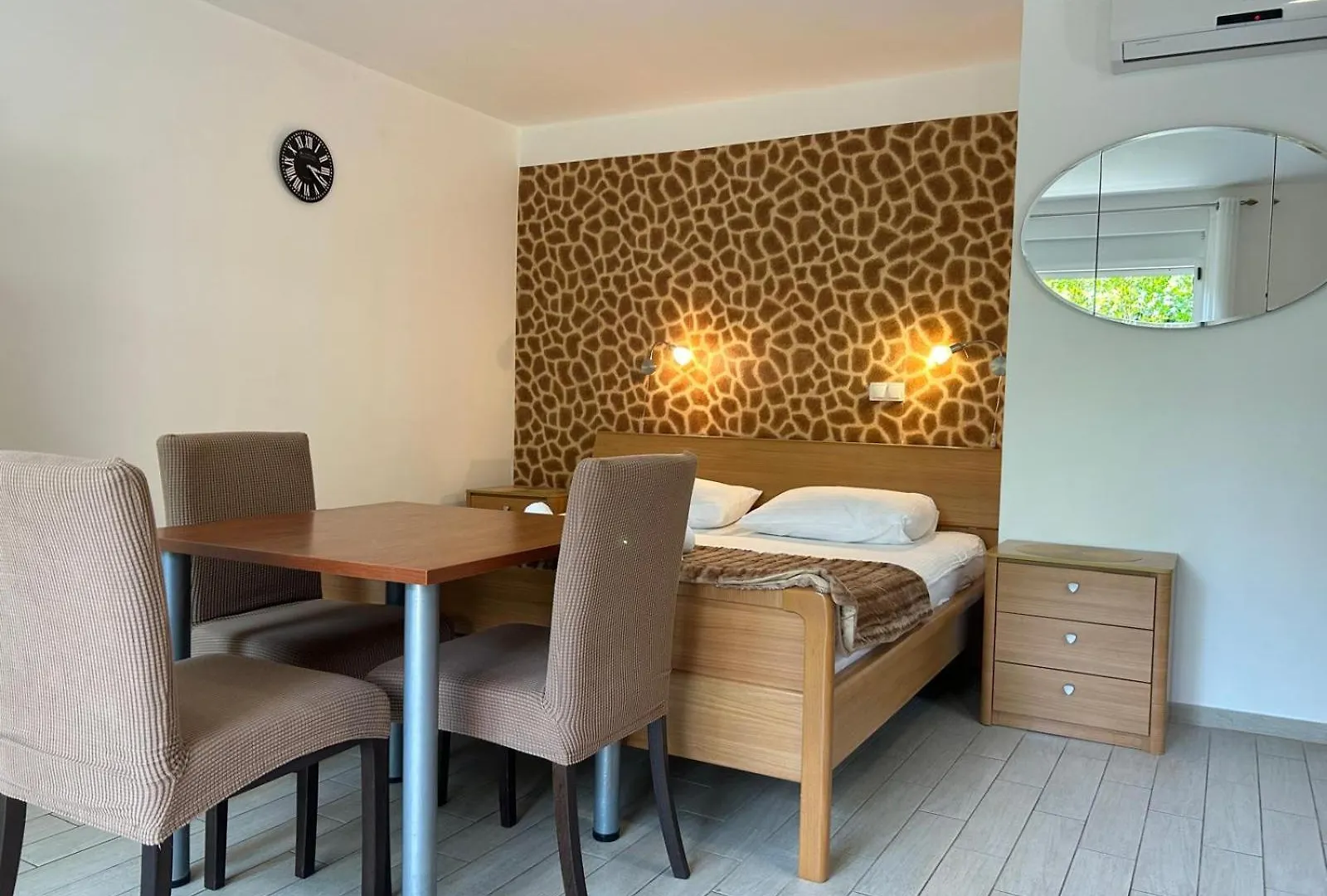 Affabilis Vip House - Top Location Right Next To The Beach - Free Parking - Sea View - Facilities And Activities Within Walking Distance - 15 Minutes From Split Airport - Buralux Properties Trogir 0*,  Croatia