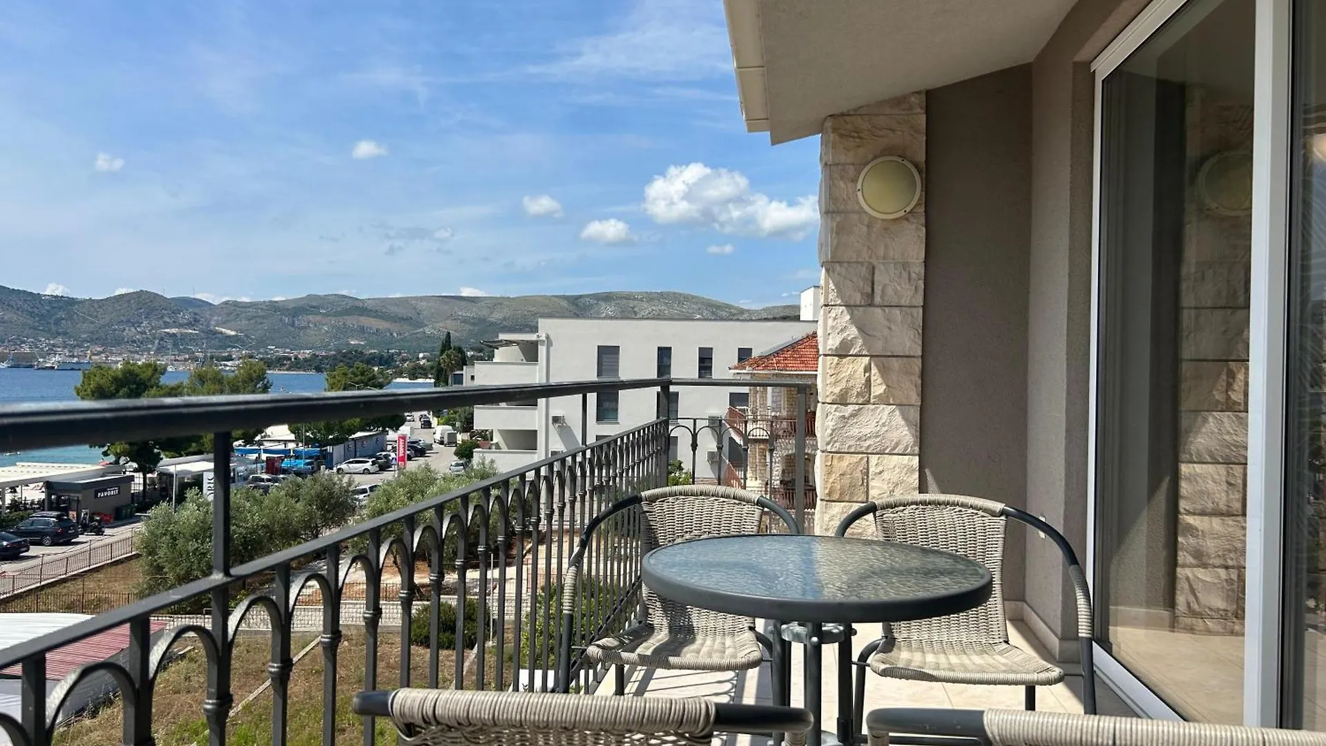 Apartment Affabilis Vip House - Top Location Right Next To The Beach - Free Parking - Sea View - Facilities And Activities Within Walking Distance - 15 Minutes From Split Airport - Buralux Properties Trogir