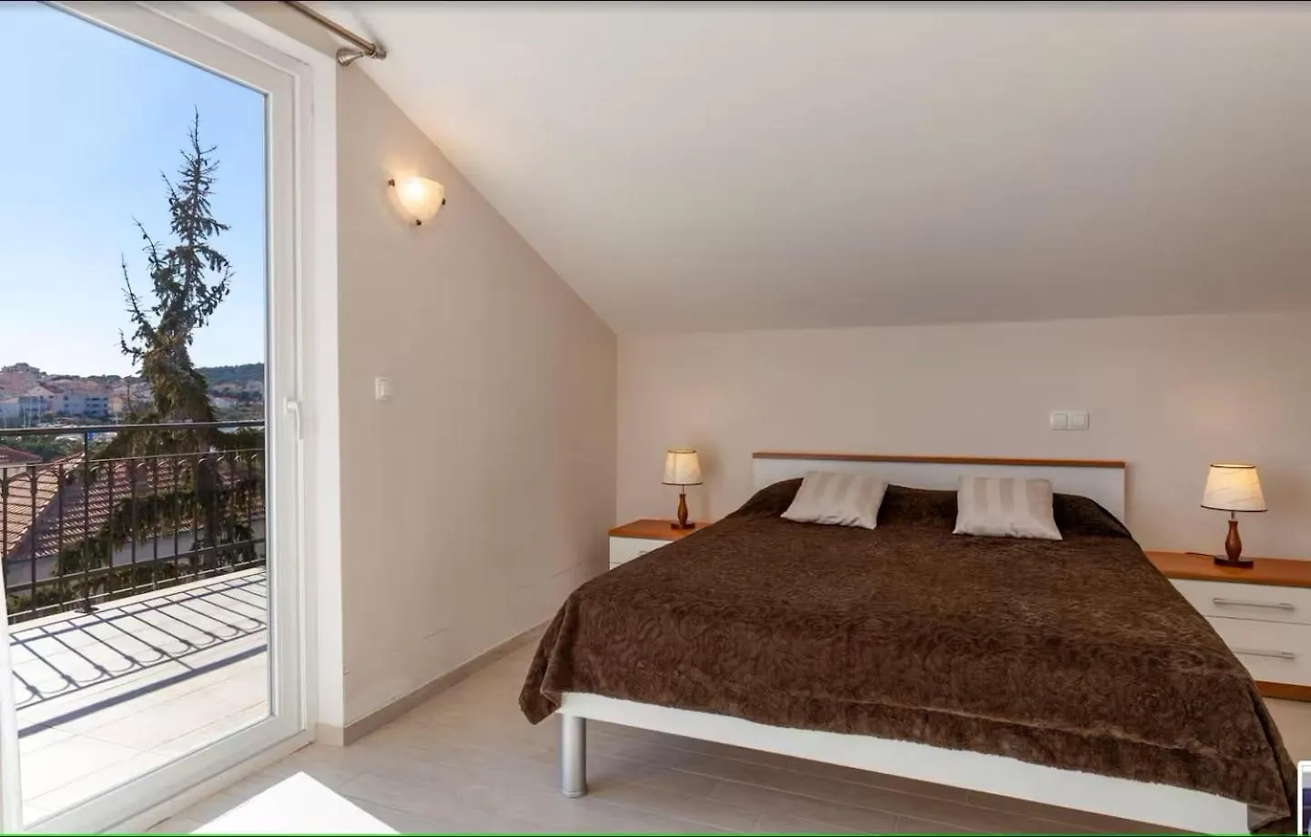 Apartment Affabilis Vip House - Top Location Right Next To The Beach - Free Parking - Sea View - Facilities And Activities Within Walking Distance - 15 Minutes From Split Airport - Buralux Properties Trogir Croatia