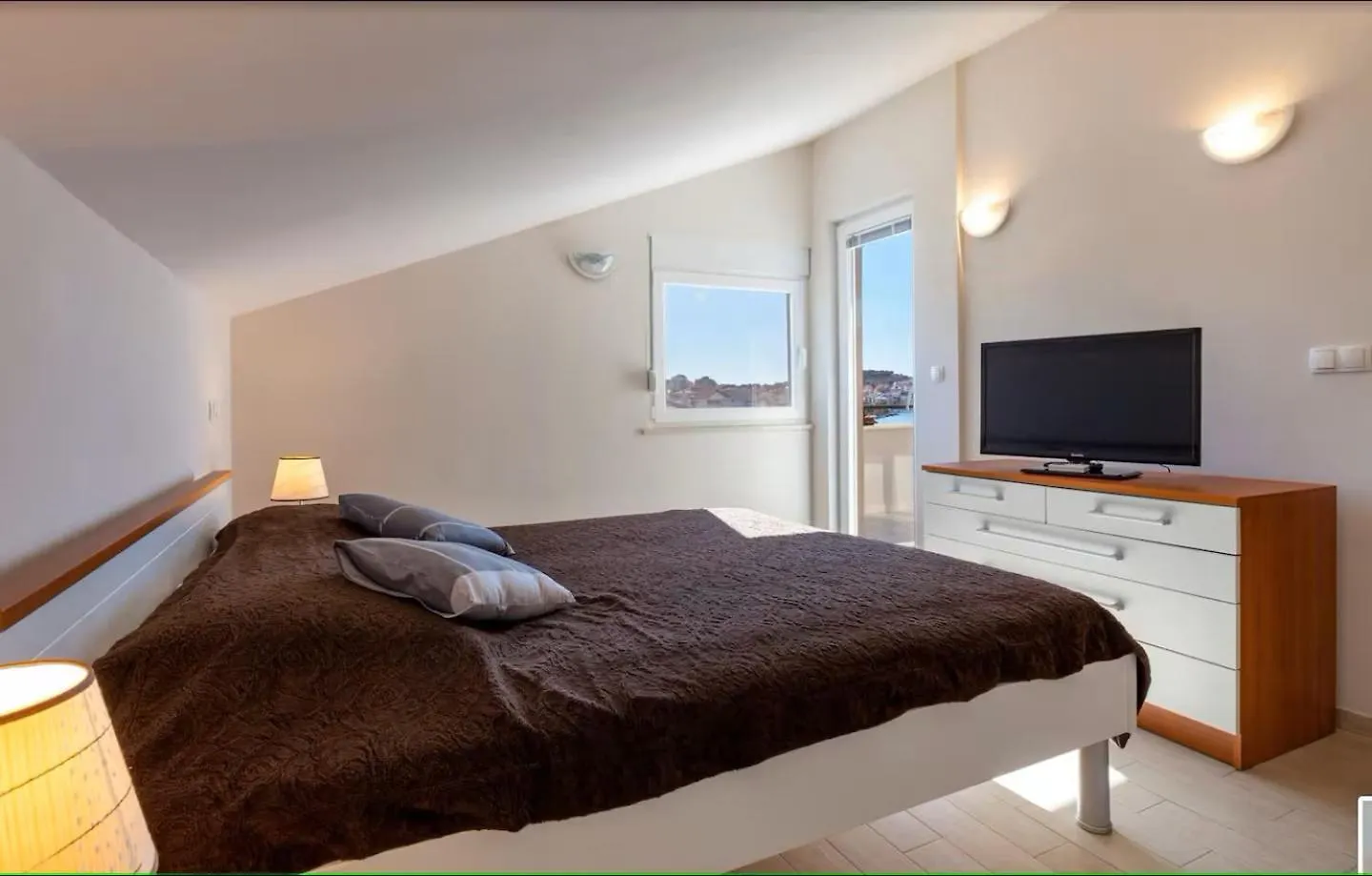 Affabilis Vip House - Top Location Right Next To The Beach - Free Parking - Sea View - Facilities And Activities Within Walking Distance - 15 Minutes From Split Airport - Buralux Properties Trogir