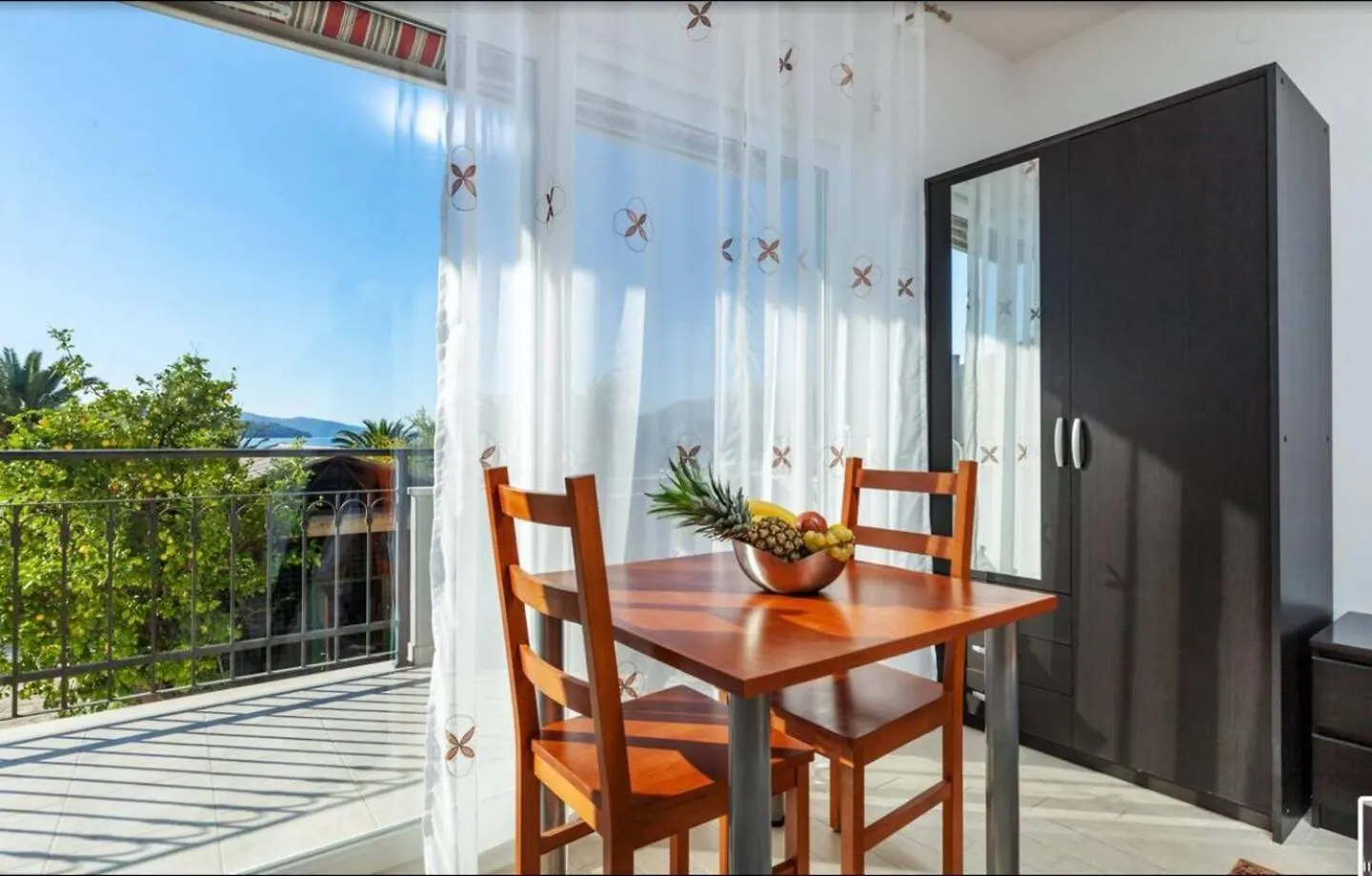 Affabilis Vip House - Top Location Right Next To The Beach - Free Parking - Sea View - Facilities And Activities Within Walking Distance - 15 Minutes From Split Airport - Buralux Properties Trogir Apartment